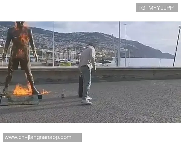 男子因焚烧C罗雕像被警方逮捕送精神病院接受治疗 男子因焚烧C罗雕像被警方逮捕送精神病院接受治疗